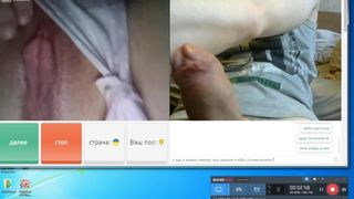 Молоденький парень активно дрочит свой стояк пока девушка по ту сторону экрана гладит свою письку для него